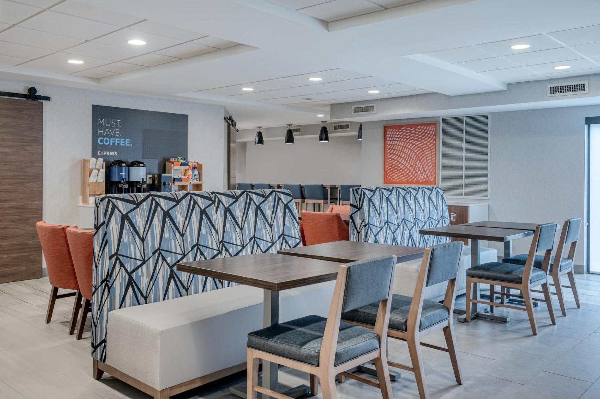 Holiday Inn Express & Suites Wadsworth By Ihg Exterior photo